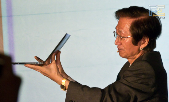 Johnny Shih держит обновленный ноутбук Asus UX