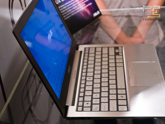 Asus UX - вид слева
