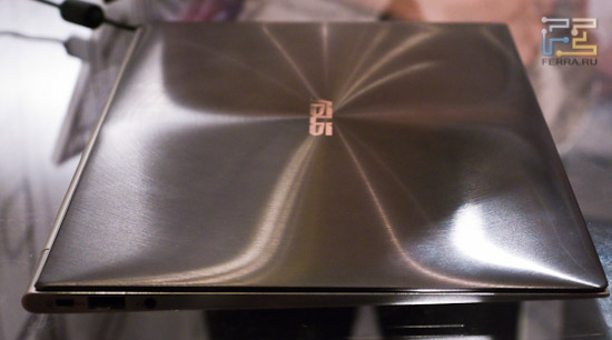Asus UX вид сверху, крышка из полированного алюминия