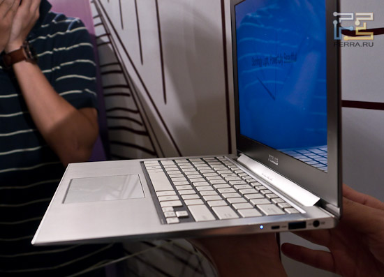 А уж про то, что расположение портов в Asus UX напоминает таковое в Macbook Air - и упоминать не стоит. Да, это вид справа.