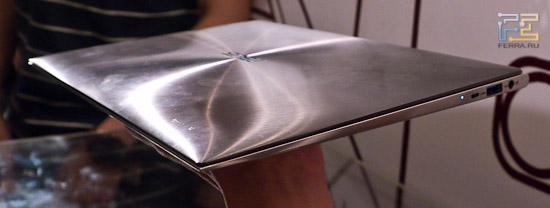 Asus UX в закрытом состоянии. Главное - не порезаться!