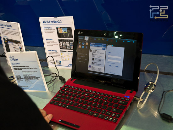 На этой фотографии уже упомянутые нетбуки Asus Eee X101H, вариант в красном цвете