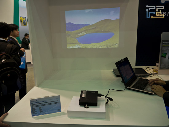 Инсталляция с проектором Asus P1, обратите внимание на яркость картинки при таком освещении