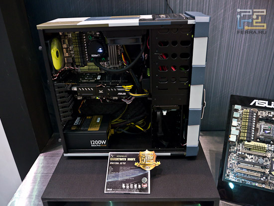 Стенд с Саблезубой материнской платой Asus 990FX