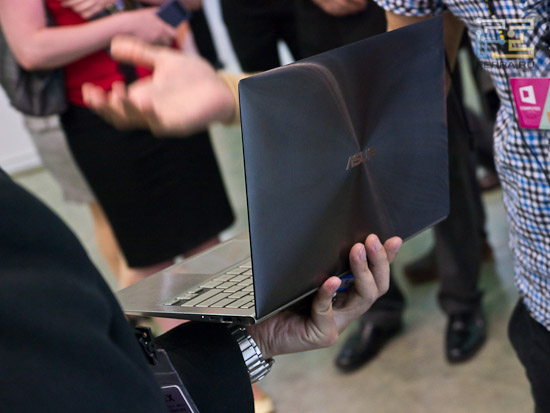 Asus UX вид на заднюю крышку