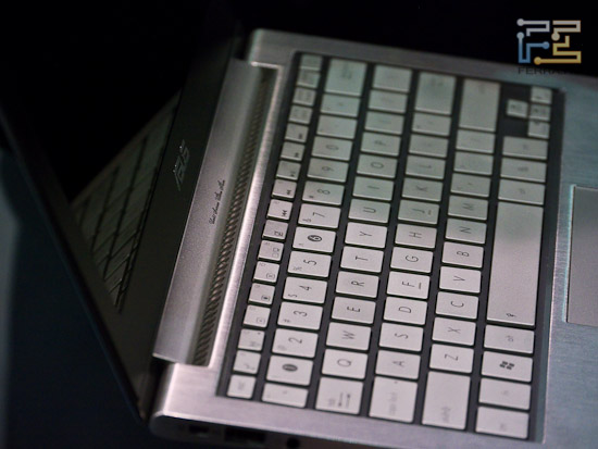 Asus UX вид на клавиатуру вблизи