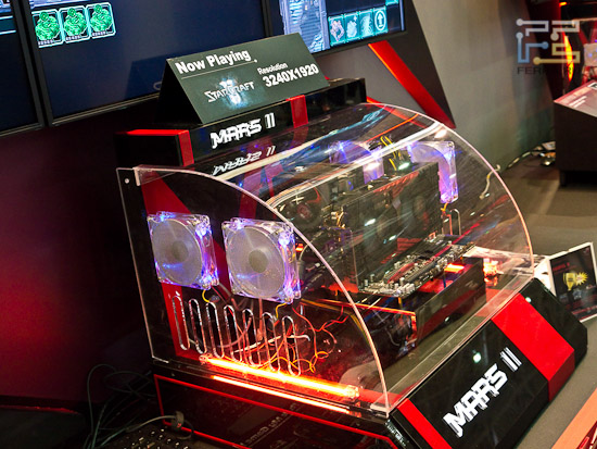 И, конечно же, монструозная видеокарта Asus Mars II, позволяющая играть в Starcraft в разрешении до 3240x1920. Не тормозит.