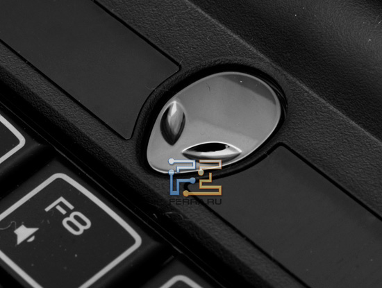Кнопка включения Dell Alienware M11x точь-в-точь повторяет логотип
