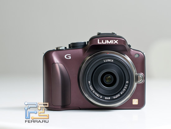 Бордовый Panasonic Lumix с объективом-блинчиком 14/2.5
