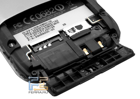 Слоты для SIM-карты и microSD-флэшки под аккумуляторной крышкой HTC Desire S