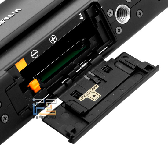 Отсек для аккумулятора и карты памяти на корпусе Fujifilm FinePix Real 3D W3