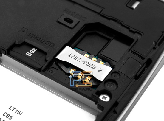 Слот для SIM-карты и microSD-флэшки внутри Sony Ericsson Xperia Arc