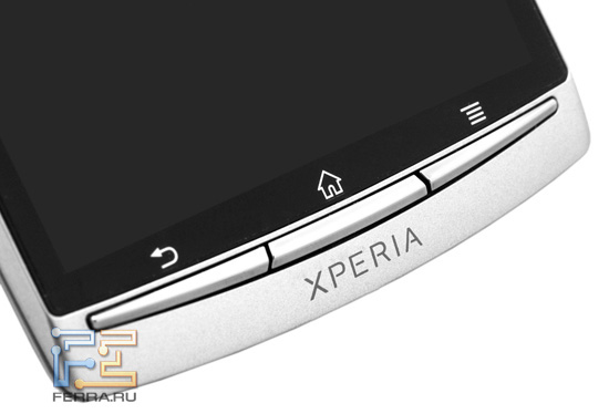 Три аппаратные кнопки под экраном Sony Ericsson Xperia Arc: назад, домой и меню