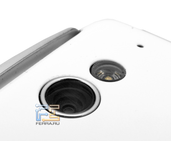 Объектив встроенной камеры и вспышка на корпусе Sony Ericsson Xperia Play