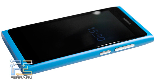 Правая боковина корпуса Nokia N9: кнопка блокировки и регулятор громкости