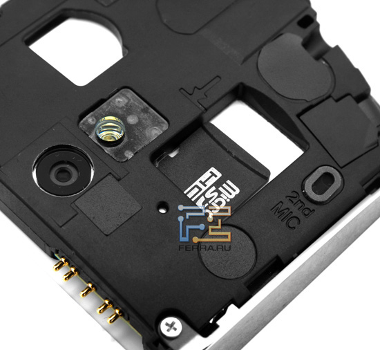 Слот для SIM-карты и microSD-флэшки под крышкой Sony Ericsson Xperia Neo