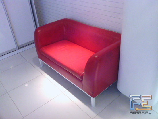 На самом деле, этот диван красный. При сложных условиях, камера Asus TF101 ошибается с балансом белого
