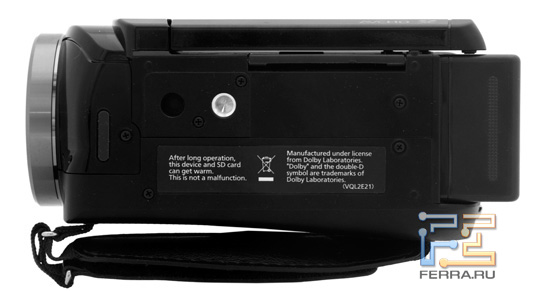 Нижняя панель Panasonic HDC-SD800 и разъем для крепления на штатив