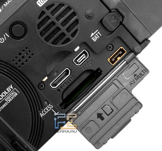 Слот для SD-карты и коммуникационные разъемы на корпусе видеокамеры Panasonic HDC-SD800
