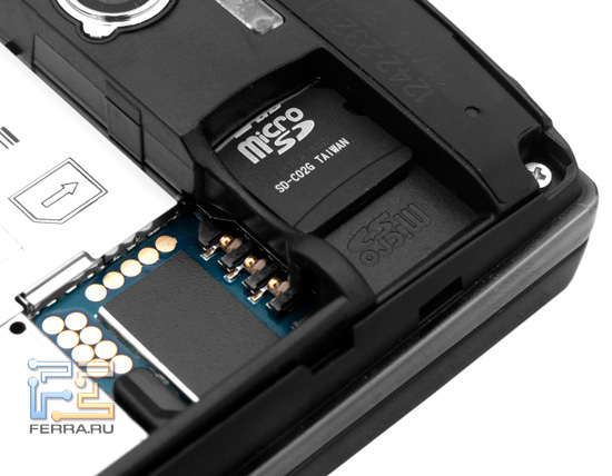 Слот для SIM-карты и карты памяти под крышкой Sony Ericsson Xperia mini pro