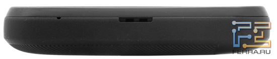 Конструкционные элементы на нижнем торце корпуса HTC Evo 3D