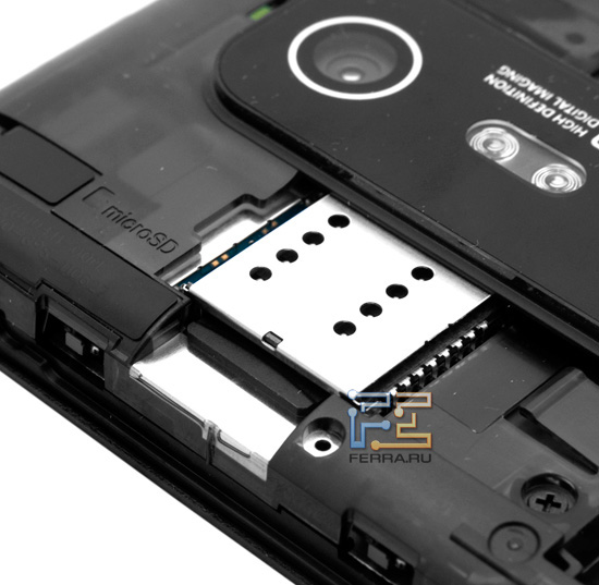 Крепление microSD-карты под крышкой HTC Evo 3D