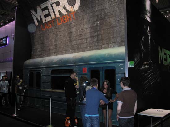 На GamesCom 2011 многие хотели сфотографироваться на фоне метро