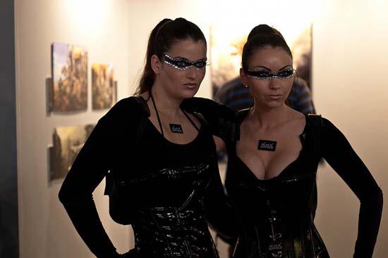 Некоторые модели на GamesCom 2011 с интересом наблюдали за другими проектами