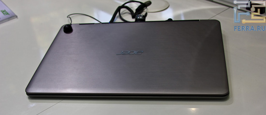 Передняя грань Acer S3. Ноутбук выглядит не очень легким, зато строгим