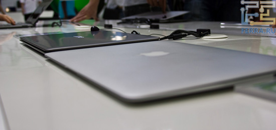 На этом фото хорошо видно, что толщина Acer S3 больше толщины MacBook Air