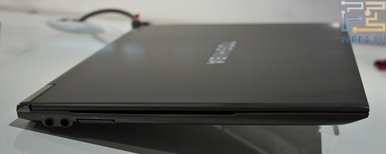 Toshiba Z830 - вид слева. Ноутбук тонкий, но очертания менее изящные, чем у MacBook Air