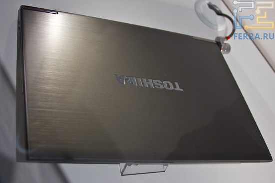 Металлическая верхняя крышка Toshiba Z830. Выглядит практично, хотя и немного мрачновато