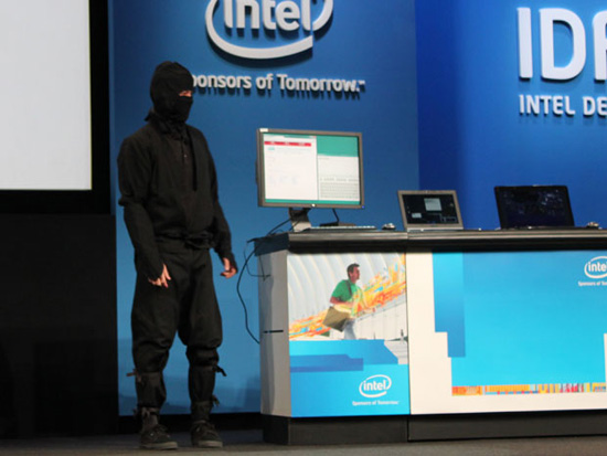 Нинзя-хакер на сцене IDF. Источник - techreport.com
