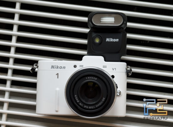 Nikon 1 V1 с подключенной вспышкой