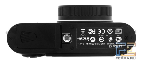 Leica X1: вид снизу