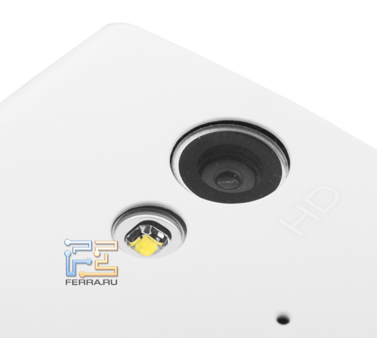 Объектив встроенной камеры и вспышка Sony Ericsson Xperia ray