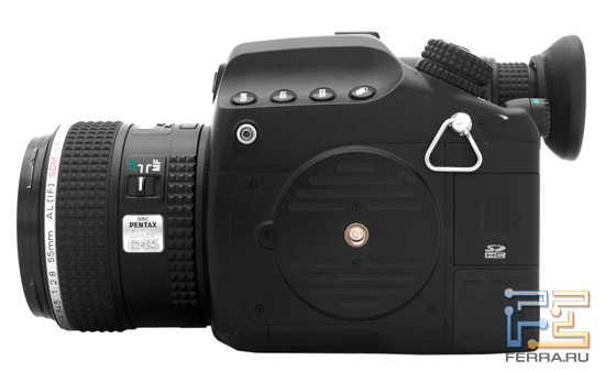 Фотоаппарат Pentax 645D: гнездо на штатив расположено на левой части камеры