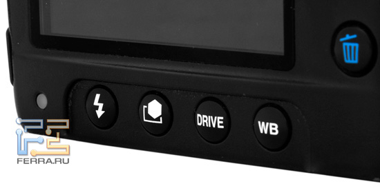 Pentax 645D: панель кнопок под дисплеем