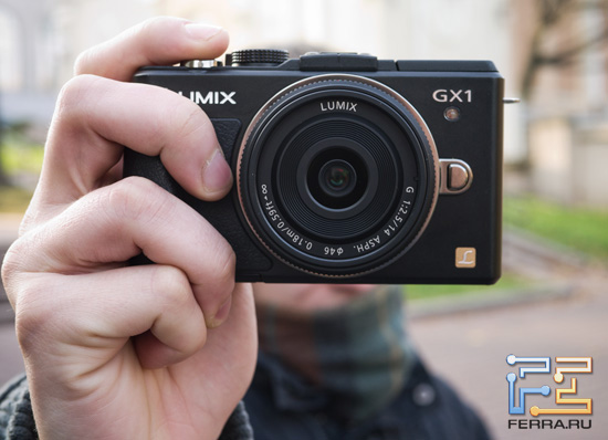 Panasonic Lumix GX1 с объективом Lumix G 14/2.5 в руке