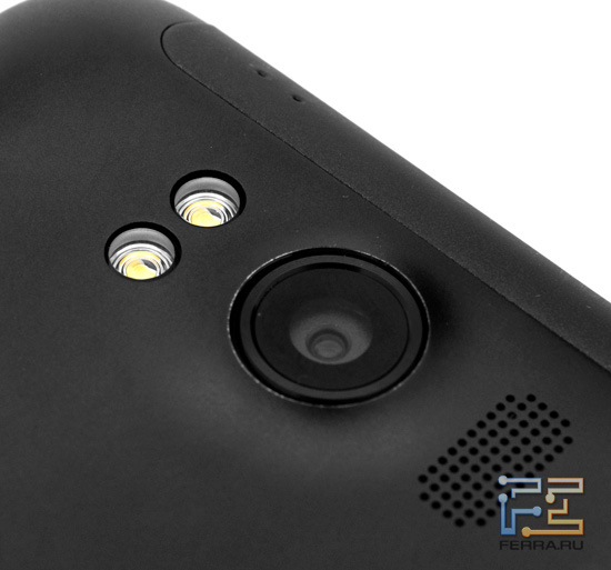 Объектив встроенной камеры, вспышка и динамик на задней стороне корпуса HTC Titan