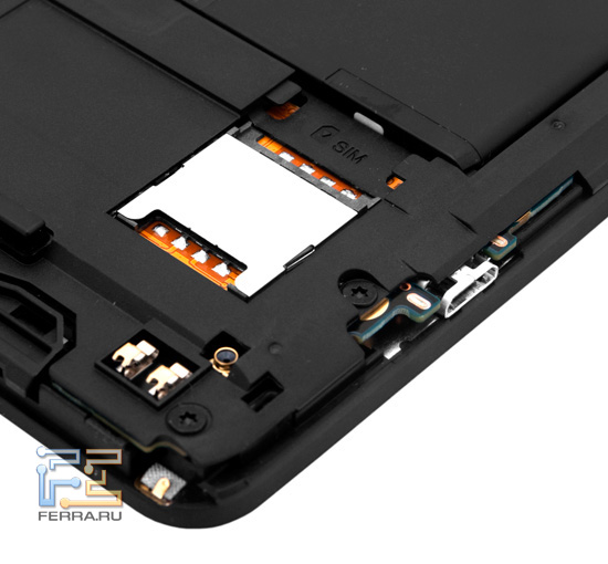 Слот для SIM-карты под крышкой HTC Titan