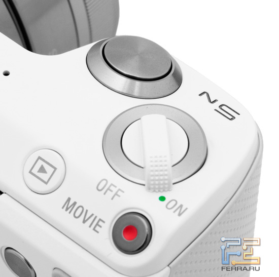 Кнопка спуска, рычажок включения и кнопка видеозаписи на верхней стороне корпуса Sony NEX-5N
