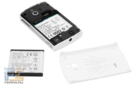 Смартфон Sony Ericsson Xperia mini со снятой задней крышкой и аккумулятором