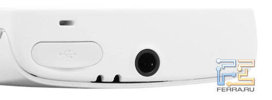 Нижний торец смартфона Sony Ericsson Xperia mini