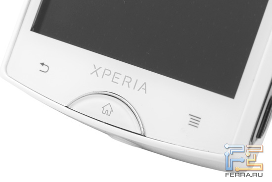Функциональные клавиши под экраном смартфона Sony Ericsson Xperia mini