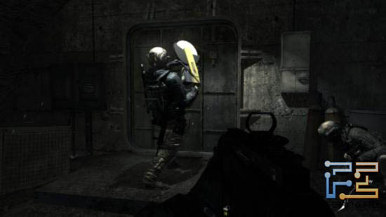 Call of Duty: Modern Warfare 3 иногда огорошивает такими моментами - наш напарник в данном случае пытается выбить дверь автоматической пилой