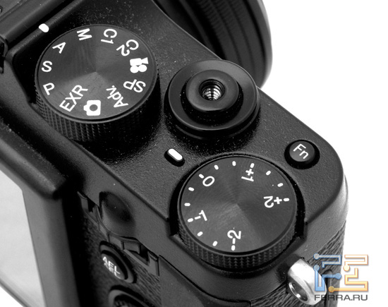 Органы управления на ручке камеры Fujifilm FinePix X10