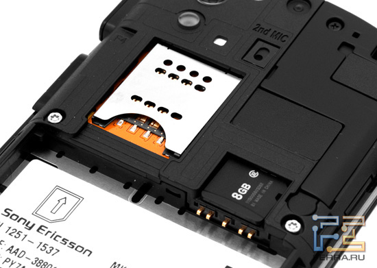 Слоты для SIM-карты и microSD-карты под крышкой Sony Ericsson Xperia pro