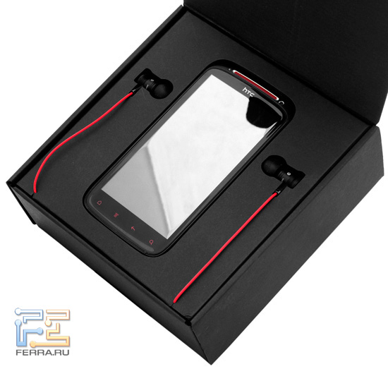 HTC Sensation XE красиво упакован и сразу заставляет обратить внимание на наушники