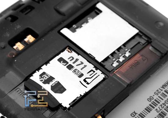 Слоты для microSD и SIM-карты под задней крышкой HTC Sensation XE
